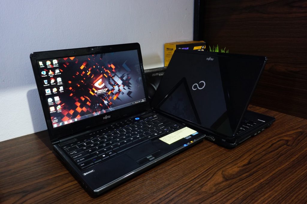 Jual Laptop Fujitsu Lifebook SH761 Core i7 Black